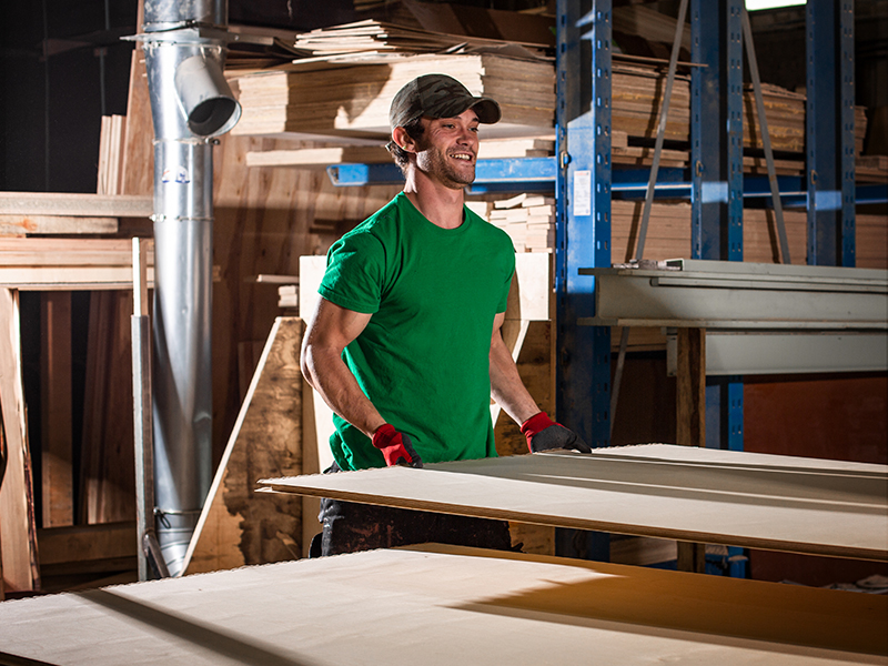 Broszeit Group Holz-Produktionsmitarbeiter in grünem T-Shirt 