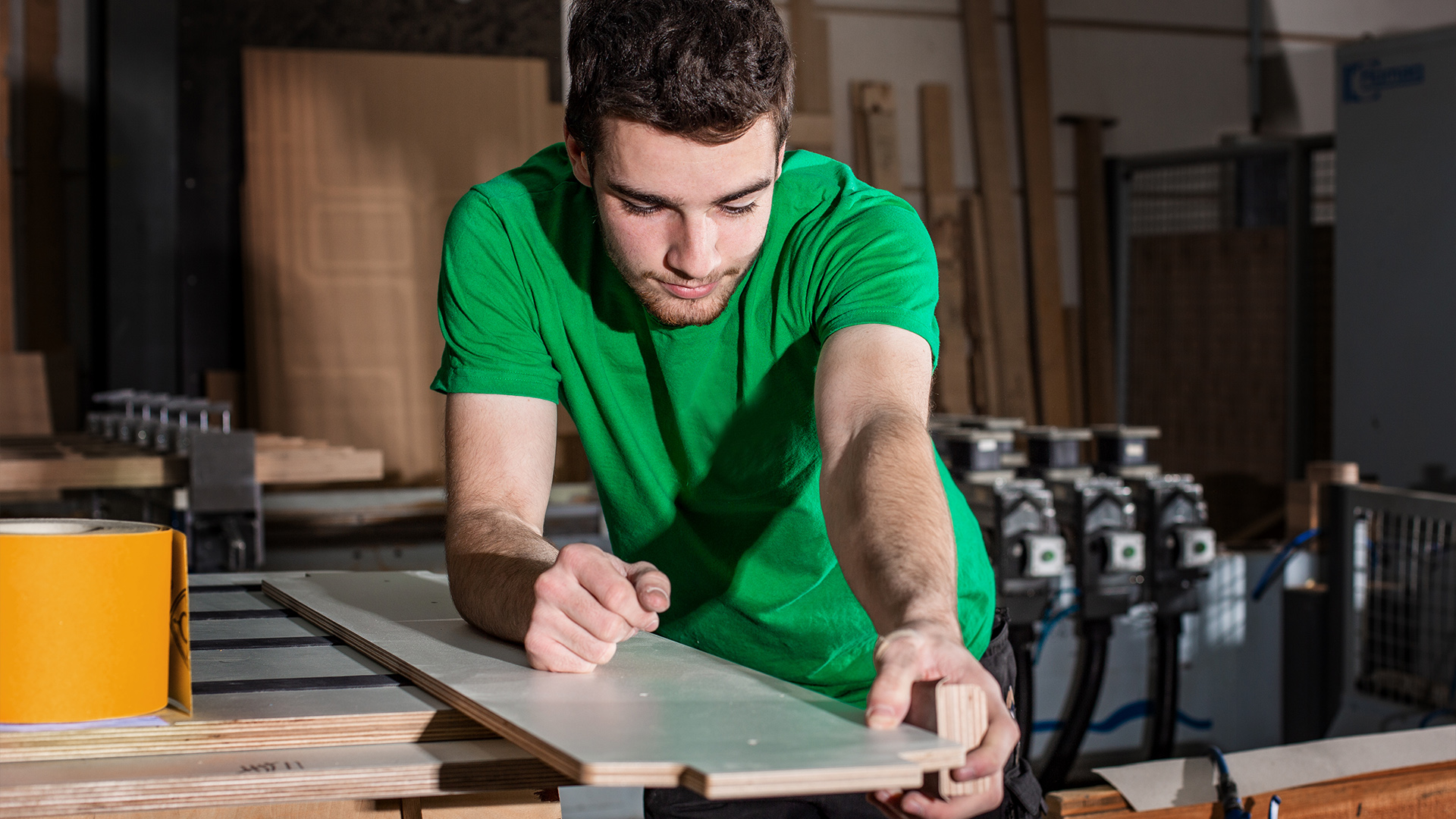 Broszeit Group Holz-Produktionsmitarbeiter in grünem T-Shirt Neugersdorfer Holzwerke Vormontage