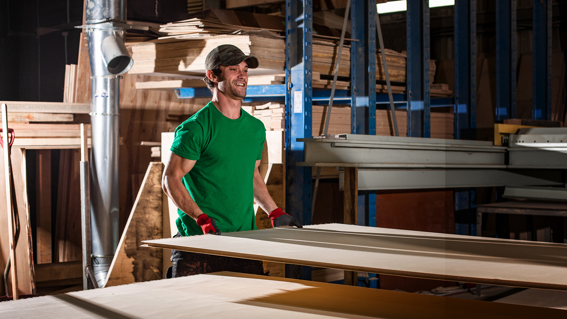Broszeit Group Holz-Produktionsmitarbeiter in grünem T-Shirt Neugersdorfer Holzwerke
